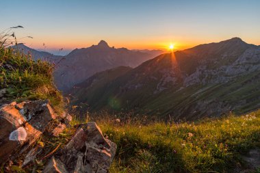Allgau Alplerinde, Schrocken yakınlarındaki güzel panoramik dağ Hoferspitze 'de fantastik günbatımı turu, Kleinwalsertal