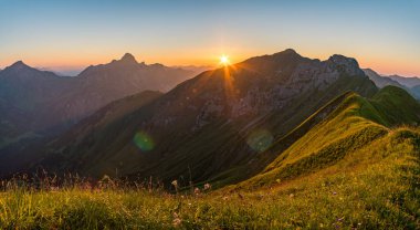 Allgau Alplerinde, Schrocken yakınlarındaki güzel panoramik dağ Hoferspitze 'de fantastik günbatımı turu, Kleinwalsertal