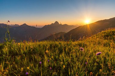 Allgau Alplerinde, Schrocken yakınlarındaki güzel panoramik dağ Hoferspitze 'de fantastik günbatımı turu, Kleinwalsertal