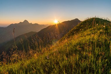 Allgau Alplerinde, Schrocken yakınlarındaki güzel panoramik dağ Hoferspitze 'de fantastik günbatımı turu, Kleinwalsertal
