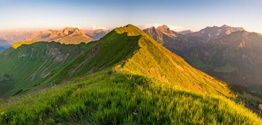 Allgau Alplerinde, Schrocken yakınlarındaki güzel panoramik dağ Hoferspitze 'de fantastik günbatımı turu, Kleinwalsertal