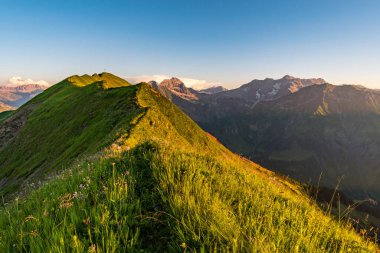 Allgau Alplerinde, Schrocken yakınlarındaki güzel panoramik dağ Hoferspitze 'de fantastik günbatımı turu, Kleinwalsertal