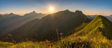 Allgau Alplerinde, Schrocken yakınlarındaki güzel panoramik dağ Hoferspitze 'de fantastik günbatımı turu, Kleinwalsertal