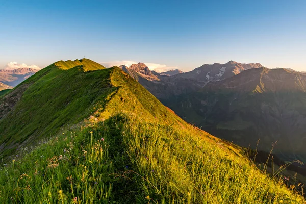 美丽的全景山 美丽的落日之旅科林斯瓦尔图阿尔高阿尔卑斯山附近的霍夫斯皮策 — 图库照片