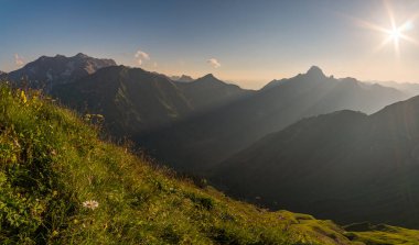 Allgau Alplerinde, Schrocken yakınlarındaki güzel panoramik dağ Hoferspitze 'de fantastik günbatımı turu, Kleinwalsertal
