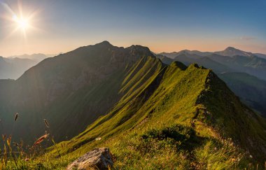 Allgau Alplerinde, Schrocken yakınlarındaki güzel panoramik dağ Hoferspitze 'de fantastik günbatımı turu, Kleinwalsertal