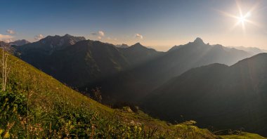 Allgau Alplerinde, Schrocken yakınlarındaki güzel panoramik dağ Hoferspitze 'de fantastik günbatımı turu, Kleinwalsertal