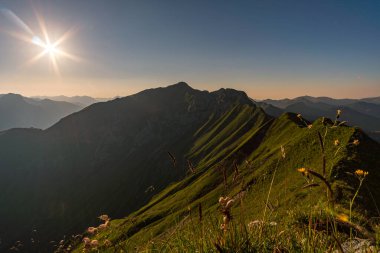 Allgau Alplerinde, Schrocken yakınlarındaki güzel panoramik dağ Hoferspitze 'de fantastik günbatımı turu, Kleinwalsertal