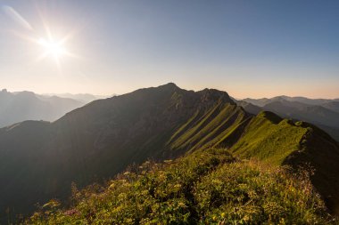 Allgau Alplerinde, Schrocken yakınlarındaki güzel panoramik dağ Hoferspitze 'de fantastik günbatımı turu, Kleinwalsertal