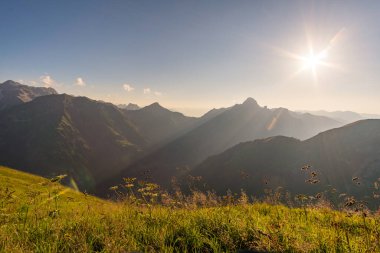 Allgau Alplerinde, Schrocken yakınlarındaki güzel panoramik dağ Hoferspitze 'de fantastik günbatımı turu, Kleinwalsertal