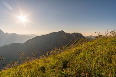 Allgau Alplerinde, Schrocken yakınlarındaki güzel panoramik dağ Hoferspitze 'de fantastik günbatımı turu, Kleinwalsertal