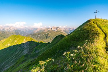 Allgau Alplerinde, Schrocken yakınlarındaki güzel panoramik dağ Hoferspitze 'de fantastik günbatımı turu, Kleinwalsertal