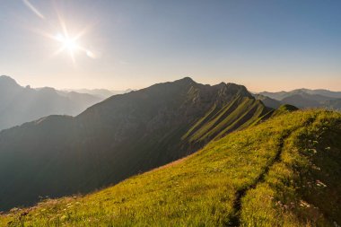 Allgau Alplerinde, Schrocken yakınlarındaki güzel panoramik dağ Hoferspitze 'de fantastik günbatımı turu, Kleinwalsertal