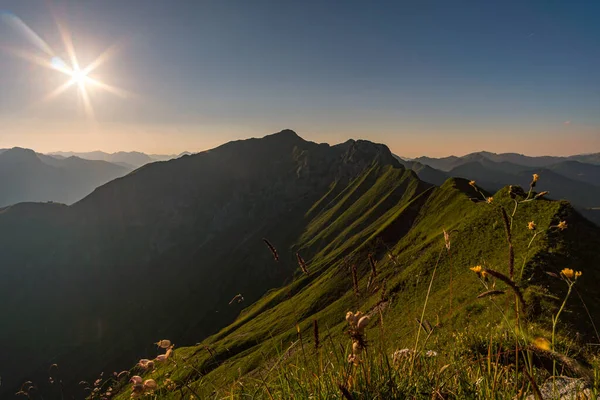 アルガウアルプスのシュロッケン近郊の美しいパノラマの山 ホーフスピッツの幻想的な夕日ツアー Kleinwalsertal — ストック写真