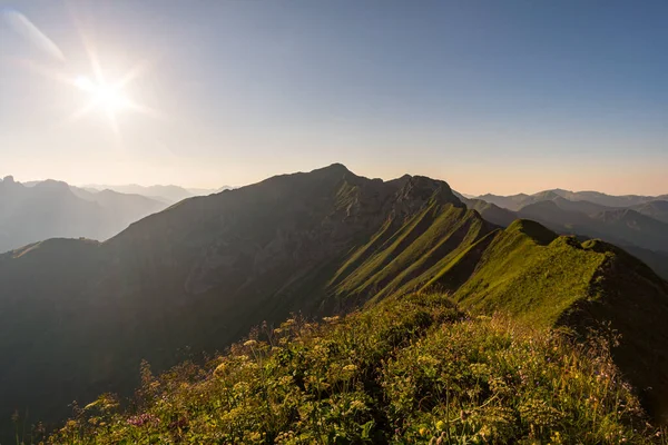 Allgau Alplerinde, Schrocken yakınlarındaki güzel panoramik dağ Hoferspitze 'de fantastik günbatımı turu, Kleinwalsertal