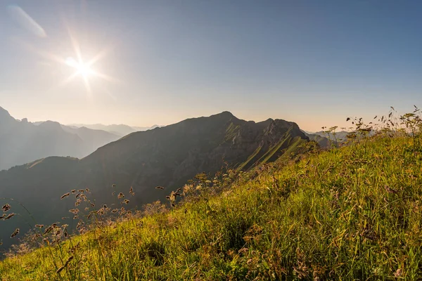 Allgau Alplerinde, Schrocken yakınlarındaki güzel panoramik dağ Hoferspitze 'de fantastik günbatımı turu, Kleinwalsertal