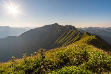 Allgau Alplerinde, Schrocken yakınlarındaki güzel panoramik dağ Hoferspitze 'de fantastik günbatımı turu, Kleinwalsertal