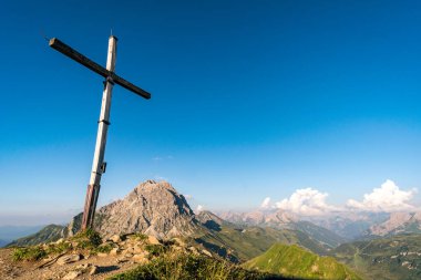 Allgau Alplerinde, Schrocken yakınlarındaki güzel panoramik dağ Hoferspitze 'de fantastik günbatımı turu, Kleinwalsertal