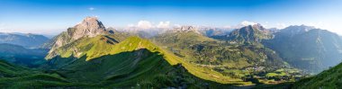 Allgau Alplerinde, Schrocken yakınlarındaki güzel panoramik dağ Hoferspitze 'de fantastik günbatımı turu, Kleinwalsertal