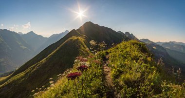 Allgau Alplerinde, Schrocken yakınlarındaki güzel panoramik dağ Hoferspitze 'de fantastik günbatımı turu, Kleinwalsertal