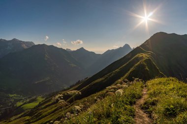 Allgau Alplerinde, Schrocken yakınlarındaki güzel panoramik dağ Hoferspitze 'de fantastik günbatımı turu, Kleinwalsertal