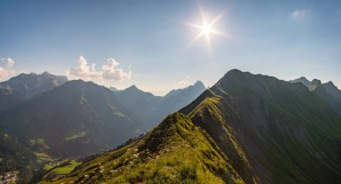 Allgau Alplerinde, Schrocken yakınlarındaki güzel panoramik dağ Hoferspitze 'de fantastik günbatımı turu, Kleinwalsertal