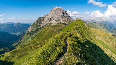 Allgau Alplerinde, Schrocken yakınlarındaki güzel panoramik dağ Hoferspitze 'de fantastik günbatımı turu, Kleinwalsertal