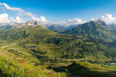 Allgau Alplerinde, Schrocken yakınlarındaki güzel panoramik dağ Hoferspitze 'de fantastik günbatımı turu, Kleinwalsertal
