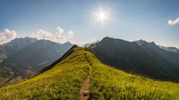 アルガウアルプスのシュロッケン近郊の美しいパノラマの山 ホーフスピッツの幻想的な夕日ツアー Kleinwalsertal — ストック写真