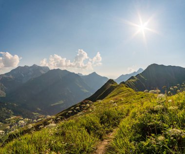 Allgau Alplerinde, Schrocken yakınlarındaki güzel panoramik dağ Hoferspitze 'de fantastik günbatımı turu, Kleinwalsertal