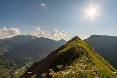 Allgau Alplerinde, Schrocken yakınlarındaki güzel panoramik dağ Hoferspitze 'de fantastik günbatımı turu, Kleinwalsertal