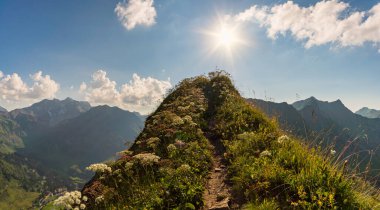 Allgau Alplerinde, Schrocken yakınlarındaki güzel panoramik dağ Hoferspitze 'de fantastik günbatımı turu, Kleinwalsertal