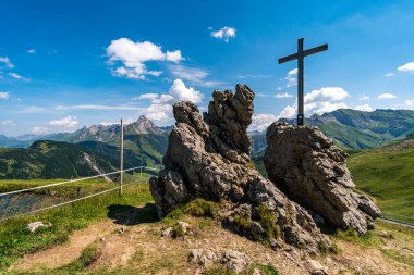 Vorarlberg Avusturya 'daki Lechquellen Dağları' nda Warth Schrocken yakınlarındaki Karhorn Via Ferrata 'ya tırmanıyorum.