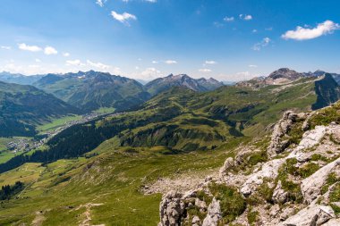 Vorarlberg Avusturya 'daki Lechquellen Dağları' nda Warth Schrocken yakınlarındaki Karhorn Via Ferrata 'ya tırmanıyorum.