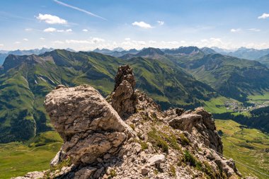 Vorarlberg Avusturya 'daki Lechquellen Dağları' nda Warth Schrocken yakınlarındaki Karhorn Via Ferrata 'ya tırmanıyorum.