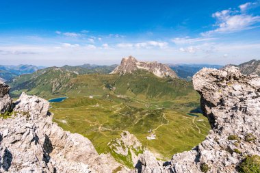 Vorarlberg Avusturya 'daki Lechquellen Dağları' nda Warth Schrocken yakınlarındaki Karhorn Via Ferrata 'ya tırmanıyorum.