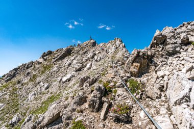 Vorarlberg Avusturya 'daki Lechquellen Dağları' nda Warth Schrocken yakınlarındaki Karhorn Via Ferrata 'ya tırmanıyorum.