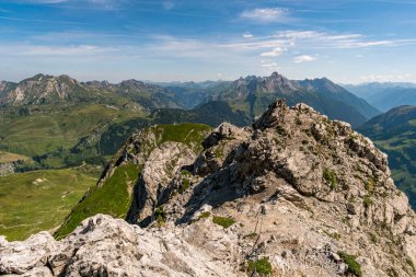 Vorarlberg Avusturya 'daki Lechquellen Dağları' nda Warth Schrocken yakınlarındaki Karhorn Via Ferrata 'ya tırmanıyorum.