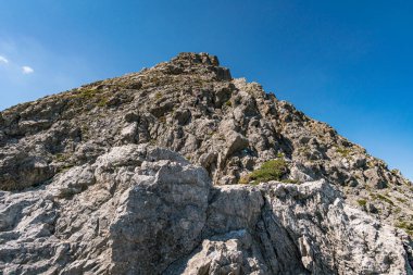 Vorarlberg Avusturya 'daki Lechquellen Dağları' nda Warth Schrocken yakınlarındaki Karhorn Via Ferrata 'ya tırmanıyorum.