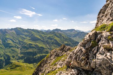 Vorarlberg Avusturya 'daki Lechquellen Dağları' nda Warth Schrocken yakınlarındaki Karhorn Via Ferrata 'ya tırmanıyorum.
