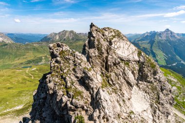 Vorarlberg Avusturya 'daki Lechquellen Dağları' nda Warth Schrocken yakınlarındaki Karhorn Via Ferrata 'ya tırmanıyorum.