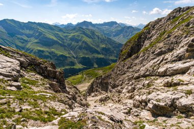 Vorarlberg Avusturya 'daki Lechquellen Dağları' nda Warth Schrocken yakınlarındaki Karhorn Via Ferrata 'ya tırmanıyorum.