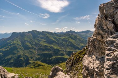 Vorarlberg Avusturya 'daki Lechquellen Dağları' nda Warth Schrocken yakınlarındaki Karhorn Via Ferrata 'ya tırmanıyorum.