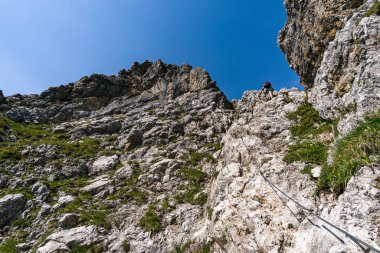 Vorarlberg Avusturya 'daki Lechquellen Dağları' nda Warth Schrocken yakınlarındaki Karhorn Via Ferrata 'ya tırmanıyorum.