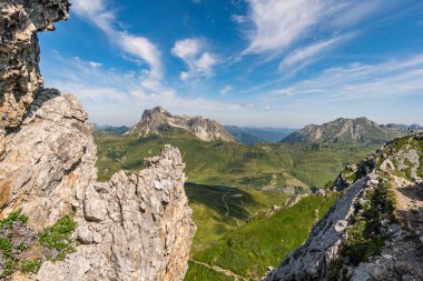 Vorarlberg Avusturya 'daki Lechquellen Dağları' nda Warth Schrocken yakınlarındaki Karhorn Via Ferrata 'ya tırmanıyorum.