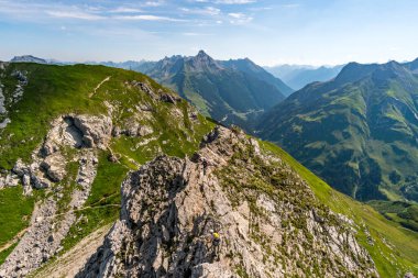 Vorarlberg Avusturya 'daki Lechquellen Dağları' nda Warth Schrocken yakınlarındaki Karhorn Via Ferrata 'ya tırmanıyorum.