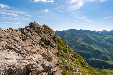 Vorarlberg Avusturya 'daki Lechquellen Dağları' nda Warth Schrocken yakınlarındaki Karhorn Via Ferrata 'ya tırmanıyorum.