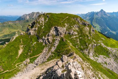 Vorarlberg Avusturya 'daki Lechquellen Dağları' nda Warth Schrocken yakınlarındaki Karhorn Via Ferrata 'ya tırmanıyorum.