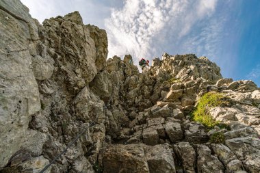 Vorarlberg Avusturya 'daki Lechquellen Dağları' nda Warth Schrocken yakınlarındaki Karhorn Via Ferrata 'ya tırmanıyorum.