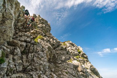 Vorarlberg Avusturya 'daki Lechquellen Dağları' nda Warth Schrocken yakınlarındaki Karhorn Via Ferrata 'ya tırmanıyorum.